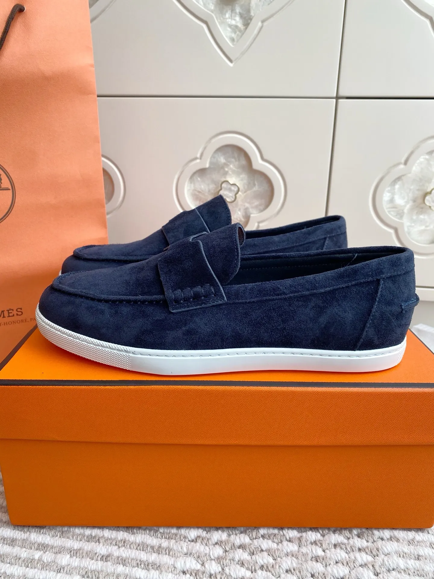 p560✨Hermes Couple Loafers｜Walking in the urban high-end, easily wearing Hermès temperament✨Who says luxury and comfort can’t have both?  This pair of H’s classic loafers really does it!  ▪️"Customized imported Yangjing fabric" is soft and delicate ▪️"Full sheepskin lining" + "soft-soled shoes" design. Your feet will be healed the moment you put them on~ It's like stepping on clouds☁️You won't feel tired after walking all day!  The iconic "H" buckle is low-key and luxurious. It is matched with a rubber outsole. It is lightweight and stylish. Whether you are commuting or shopping, you can easily achieve casual urban style🏙 Can be worn by couples. Full range of sizes, girls 35-41 | boys 39-45. Wear them together when going out. Sweet and high-end💑 Original mold opening. Details are in place. Those who understand will be attracted at a glance ️❤️ #Hermès loafers #coupleshoes #lightweight and versatile shoes